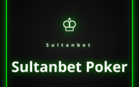 Sultanbet Poker masasında strateji geliştiren bir oyuncu.